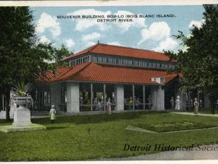 Postcard - Souvenir Building, Bob-Lo (Bois Blanc Island).  Detroit River.