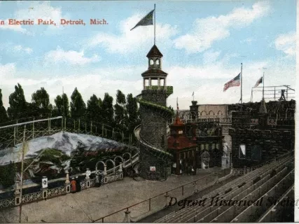 Postcard - In Electric Park, Detroit, Mich.
