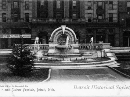 Postcard - Palmer Fountain, Detroit, Mich.
