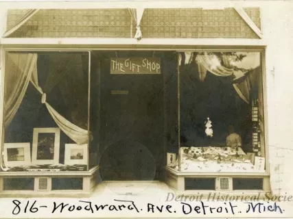 Postcard - 816 - Woodward. Ave. Detroit. Mich.