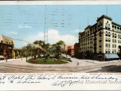 Postcard - Washington Boulevard and Hotel Cadillac, Detroit, Mich.