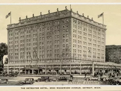 Postcard - The Detroiter Hotel, 2560 Woodward Avenue, Detroit, Mich.