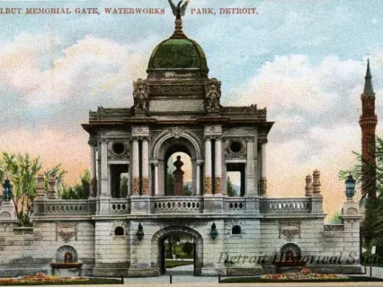 Postcard - Hurlbut Memorial Gate, Waterworks Park, Detroit, Mich.