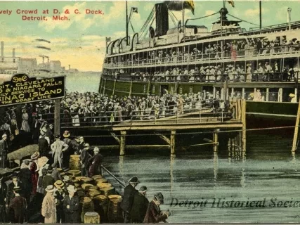 Postcard - Lively Crowd at D. & C. Dock, Detroit, Mich.