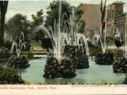 Postcard - Fountain Washington Park, Detroit, Mich.
