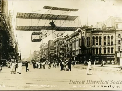 Postcard - Woodward, Ave. Detroit The Airship City.