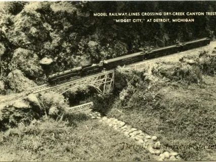 Postcard - Model Railway Lines Crossing Dry-Creek Canyon Trestles, "Midget City," at Detroit, Mich.