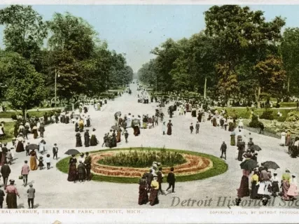 Postcard - Central Avenue, Belle Isle Park, Detroit, Mich.