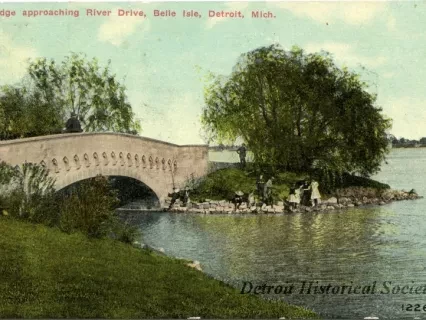 Postcard - Bridge approaching River Drive, Belle Isle, Detroit, Mich.
