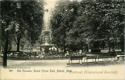 Postcard - The Fountain, Grand Circus Park, Detroit, Mich.