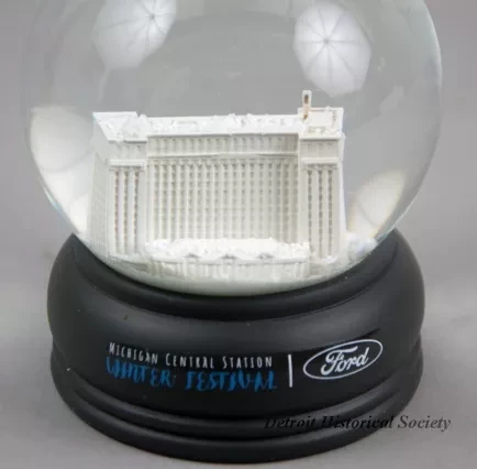 Globe, Snow