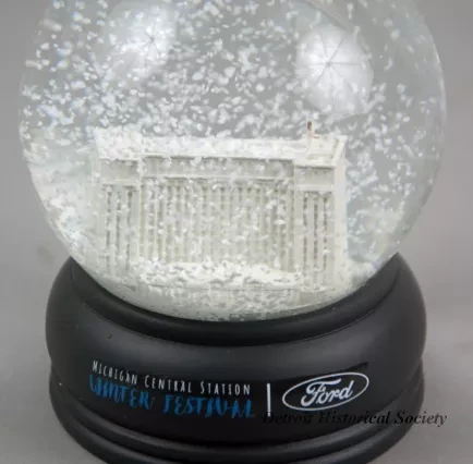 Globe, Snow