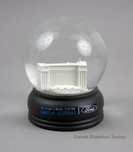 Globe, Snow