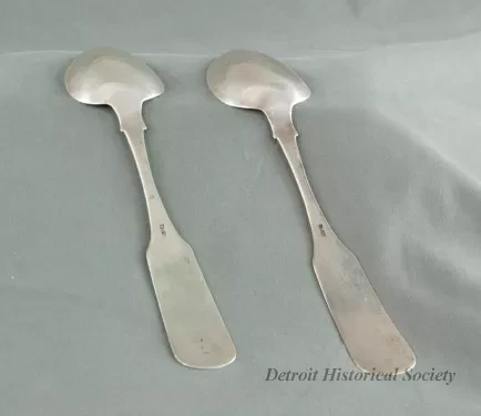 Spoon, Serving
