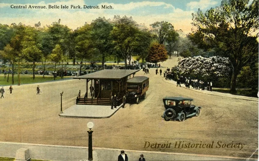 Postcard - Central Avenue, Belle Isle Park, Detroit, Mich.