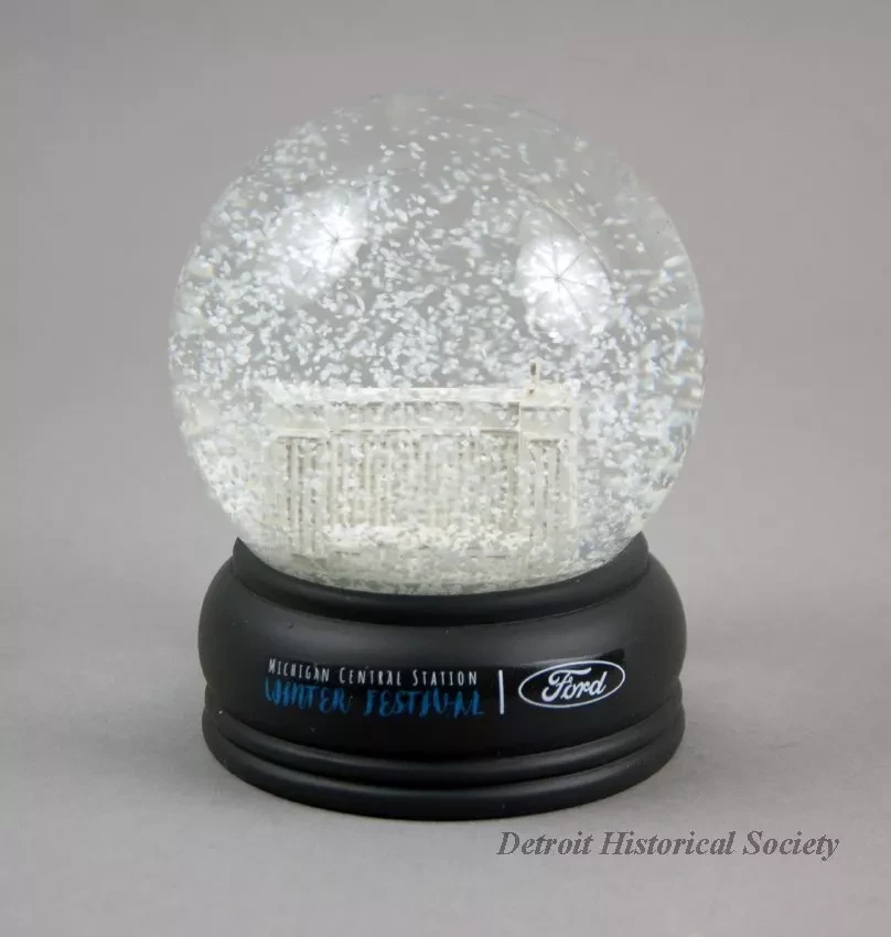 Globe, Snow