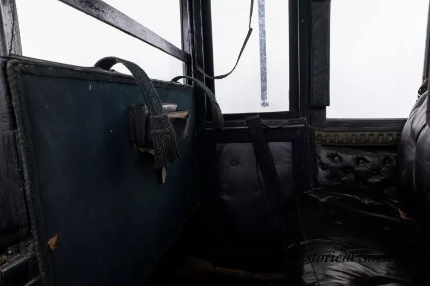 Carriage - 1890's Enclosed Rockaway Carriage - Dhs_1948_145_028_arceye_user_07